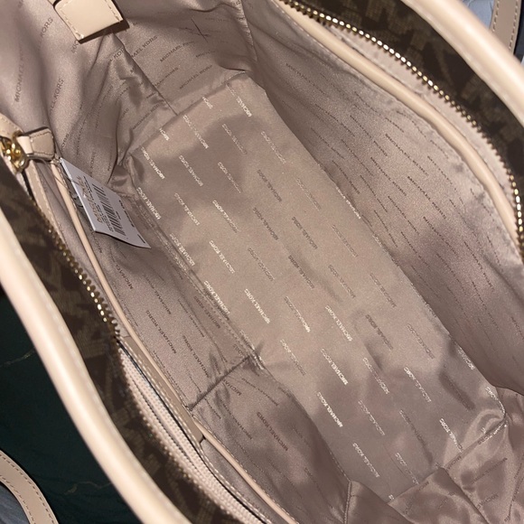 ❌SOLD❌Michael Kors Jet Set Travel Top Zip Signature
Tote Brown. & Wallet - Picture 4 of 13